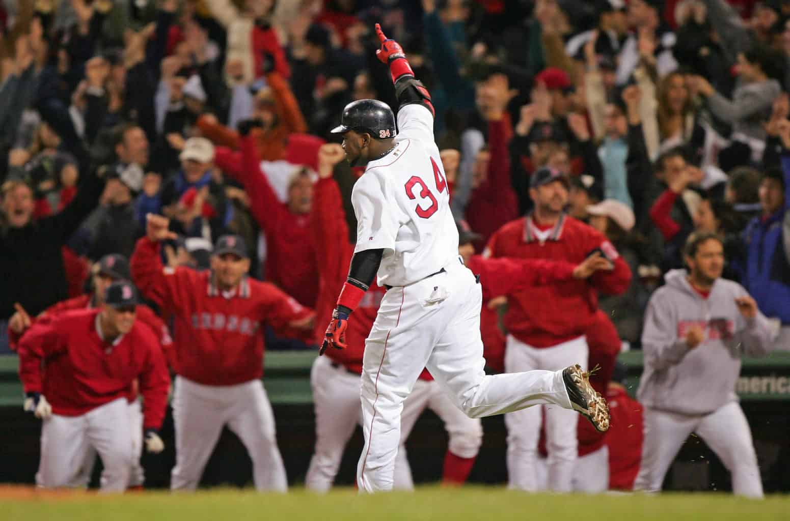 Watch Andrew Benintendi's incredible game-saving catch to end Game 4